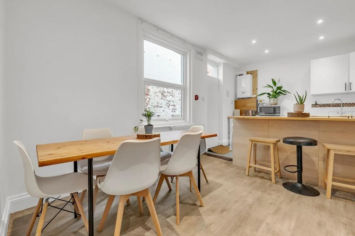 6-Bed Exeter Townhouse Villa 0*,