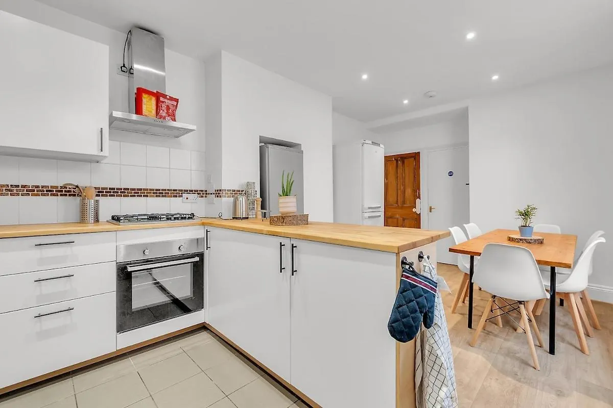 6-Bed Exeter Townhouse Villa