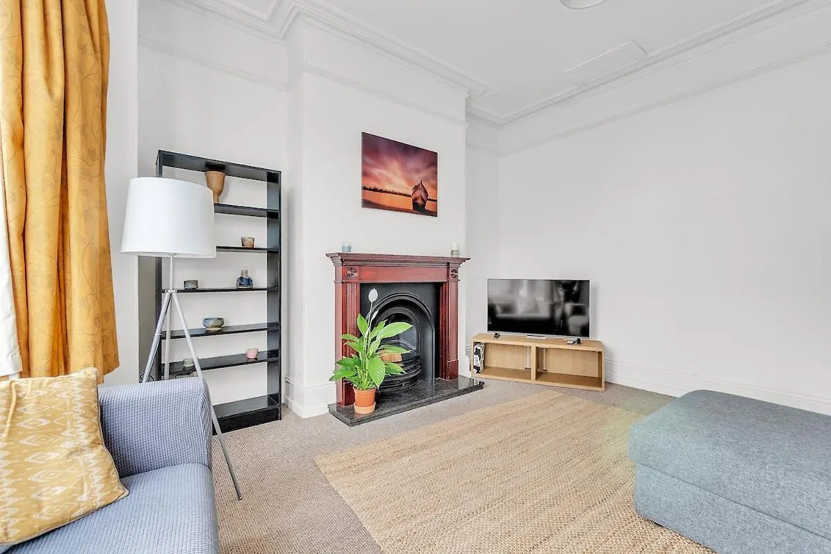 6-Bed Exeter Townhouse Villa 0*,  United Kingdom