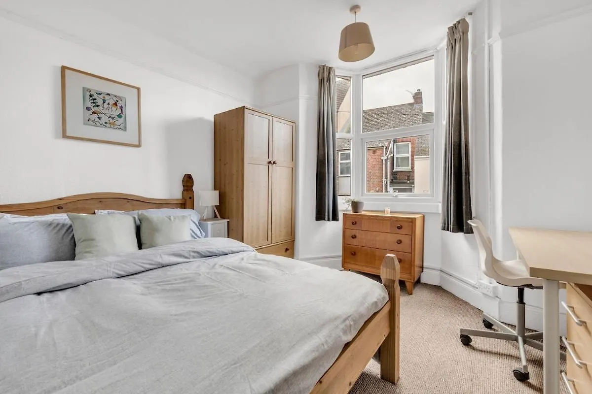 6-Bed Exeter Townhouse Villa Holiday home