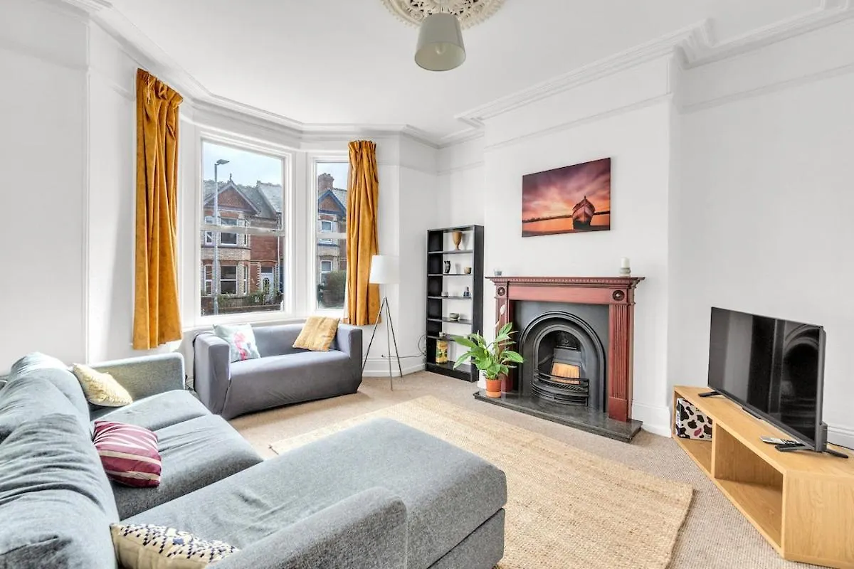6-Bed Exeter Townhouse Villa 0*,