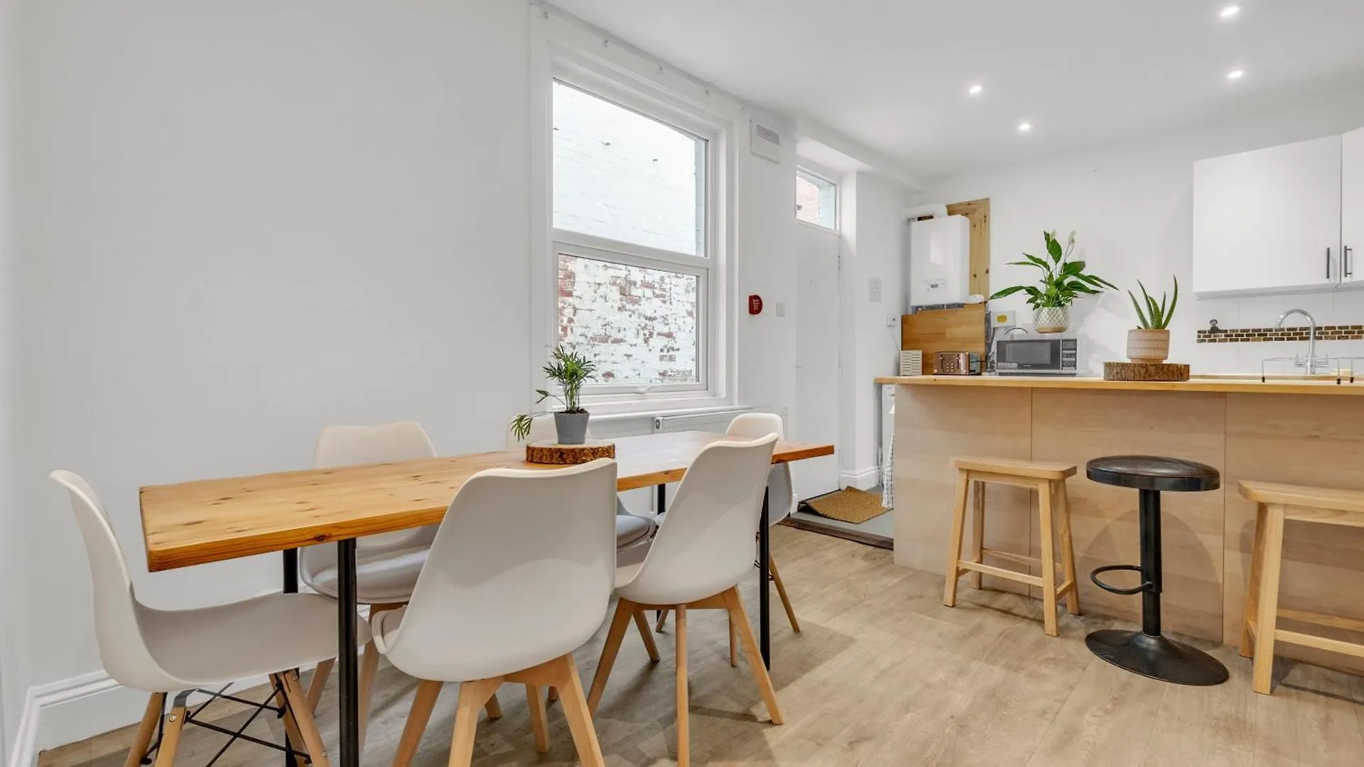 6-Bed Exeter Townhouse Villa 0*,  United Kingdom