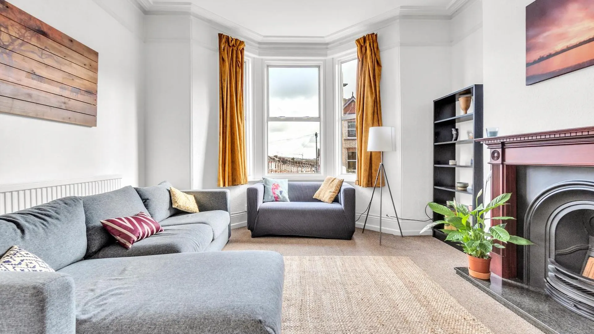 6-Bed Exeter Townhouse Villa 0*,
