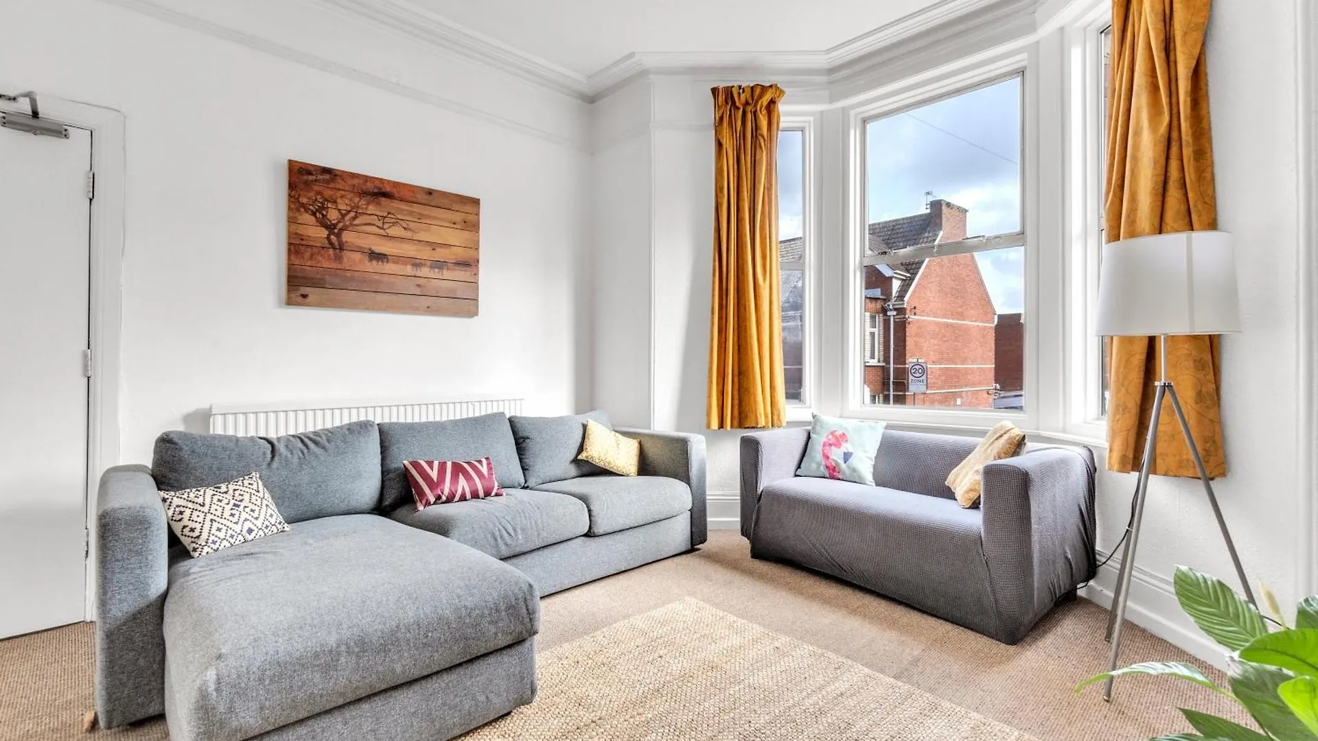 6-Bed Exeter Townhouse Villa 0*,  United Kingdom